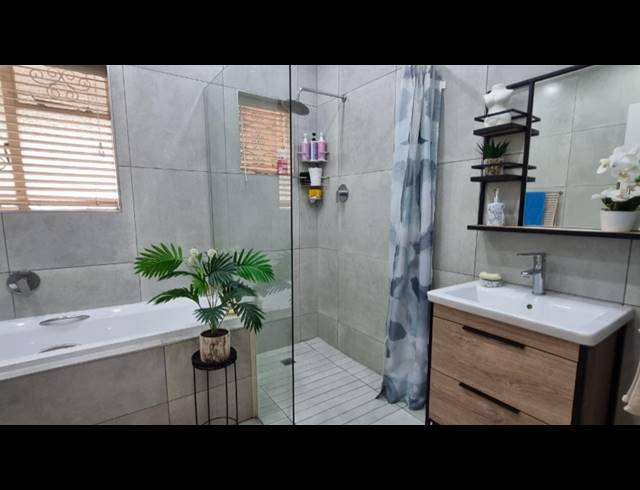 3 BEDROOM HOUSE FOR SALE IN SOUTH CREST